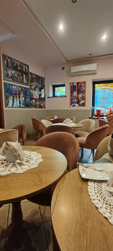 ściana pamięci rodzinnej w Cafe Bagatela
