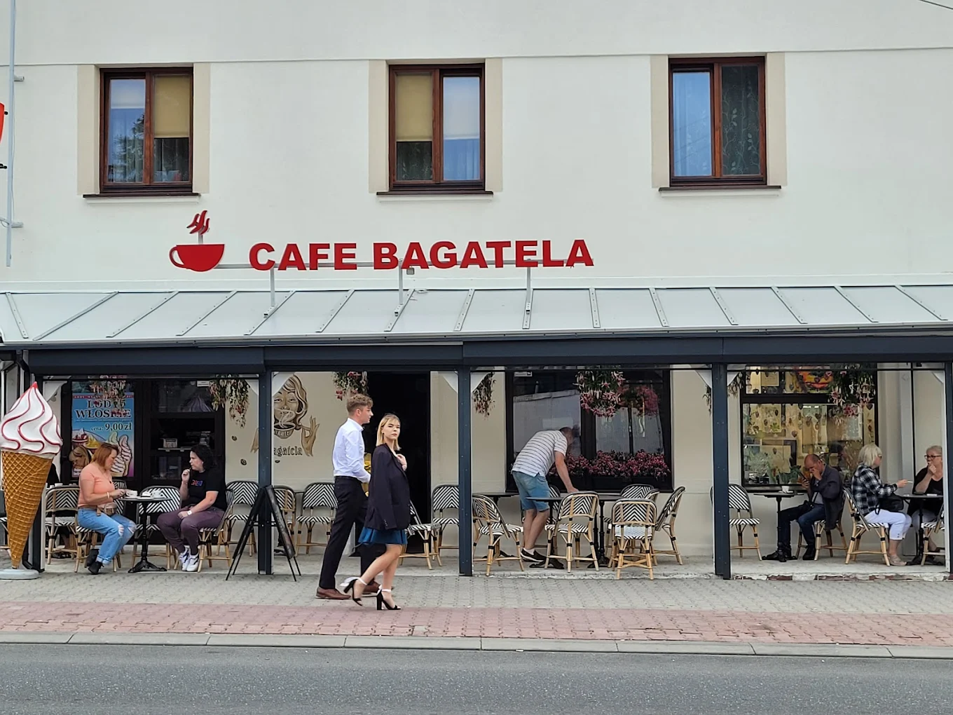Lada kawiarni Cafe Bagatela z blatem pełnym domowych ciast